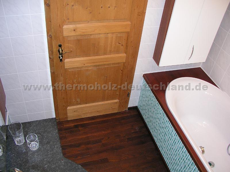 P1010154.JPG - Thermoesche Lamellenparkett massiv 7 x 67 x 1070 mm Nut und Feder Verbindung, Oberfläche leicht gebürstet, geölt,  direkt auf Fliesenboden verklebt