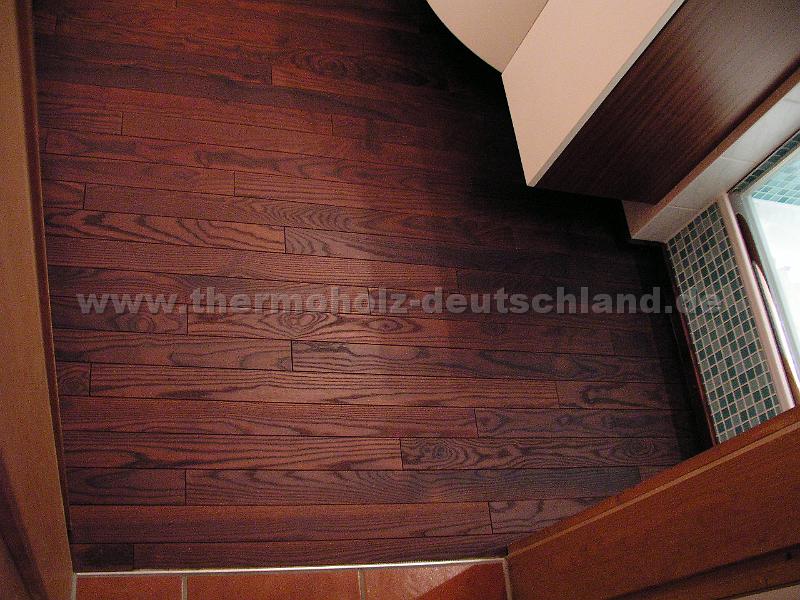 P1010157.JPG - Thermoesche Lamellenparkett massiv 7 x 67 x 1070 mm Nut und Feder Verbindung, Oberfläche leicht gebürstet, geölt,  direkt auf Fliesenboden verklebt