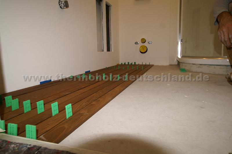 PICT9195.JPG - Badboden Marina Thermoesche, mit sichtbarer Gummifunge durchgehend auf Estrich verklebt